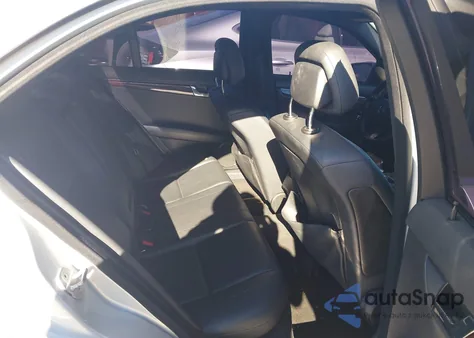 2010 Mercedes-Benz C 300 Luxury 4Matic/Sport 4Matic z USA, uszkodzony, nr VIN WDDGF8BBXAR128419